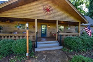 Exterior detail - Queens Cove Cottage - Log Cabin w Private Dock - Lake Norman Vacation Rental (Mooresville)