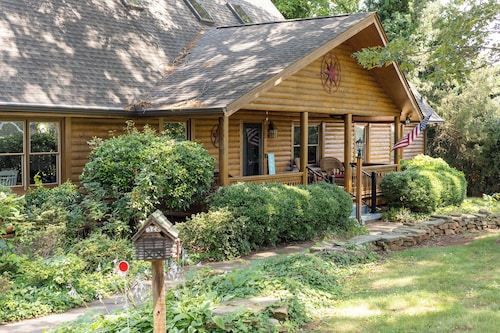 Queens Cove Cottage - Log Cabin w Private Dock - Lake Norman Vacation Rental