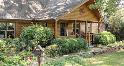 Queens Cove Cottage - Log Cabin w Private Dock - Lake Norman Vacation Rental