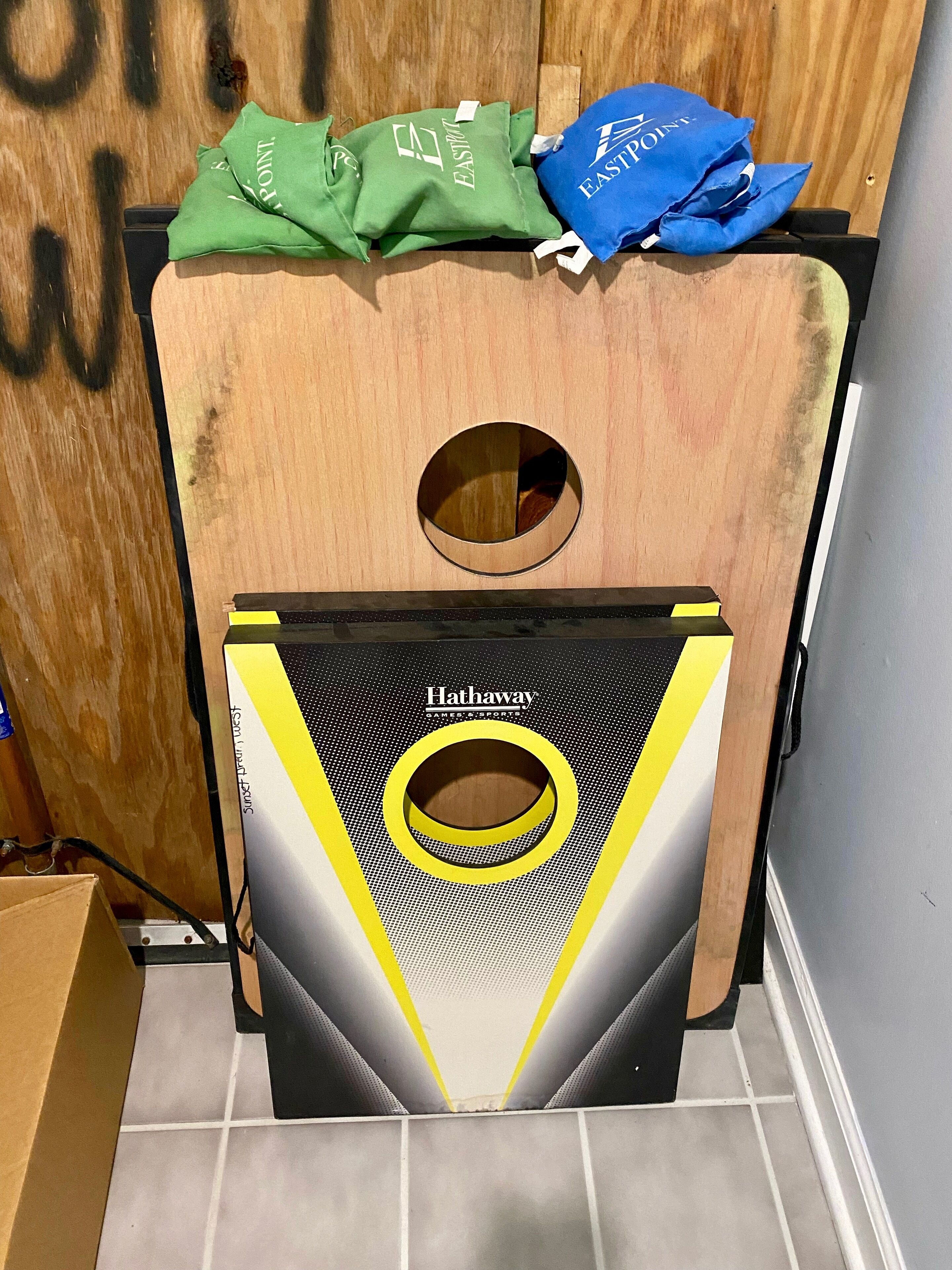 Una habitación compacta y moderna con un pequeño armario de madera y un altavoz negro y amarillo.