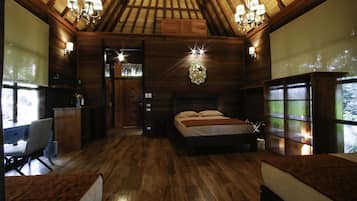 Standard-bungalow, 1 makuuhuone, terassi, puutarha-alue (1 Queen and 2 Single Beds) | 1 makuuhuone, tallelokero huoneessa, yksilöllisesti sisustettu