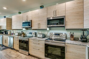 Een koelkast, een magnetron, een oven, een kookplaat