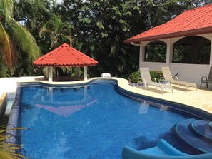 Piscine à débordement