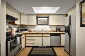 Réfrigérateur, micro-ondes, plaque de cuisson, lave-vaisselle