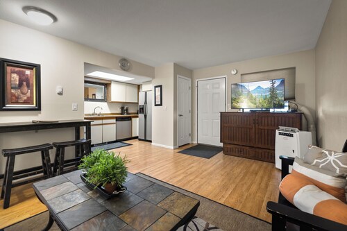 Wonderful downtown condo!  2 blocks to all shops and restaurants