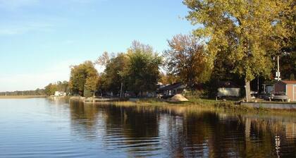 Classic and Affordable Lake Home, WWII Display, Canoe, Deck, Quiet Neighborhood