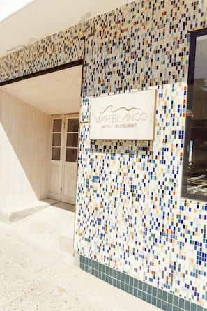 Exterior detail - Hotel Mar Blanco (Navidad)