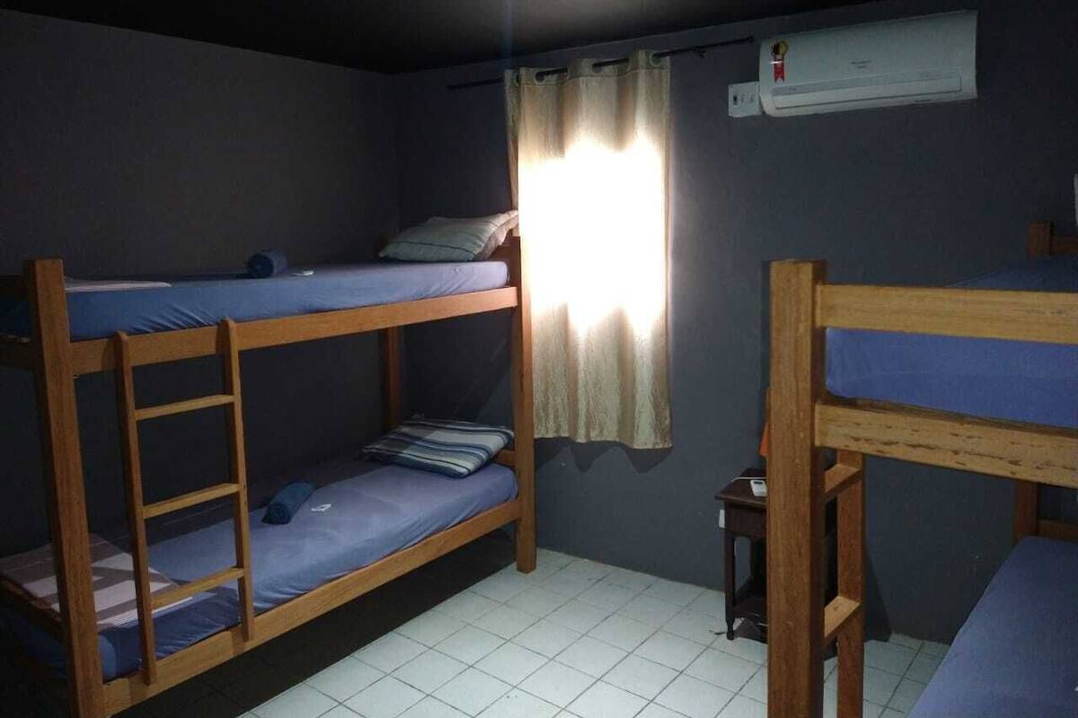 Quarto quádruplo básico | Cortinas blackout, quartos à prova de som, Wi-Fi de cortesia