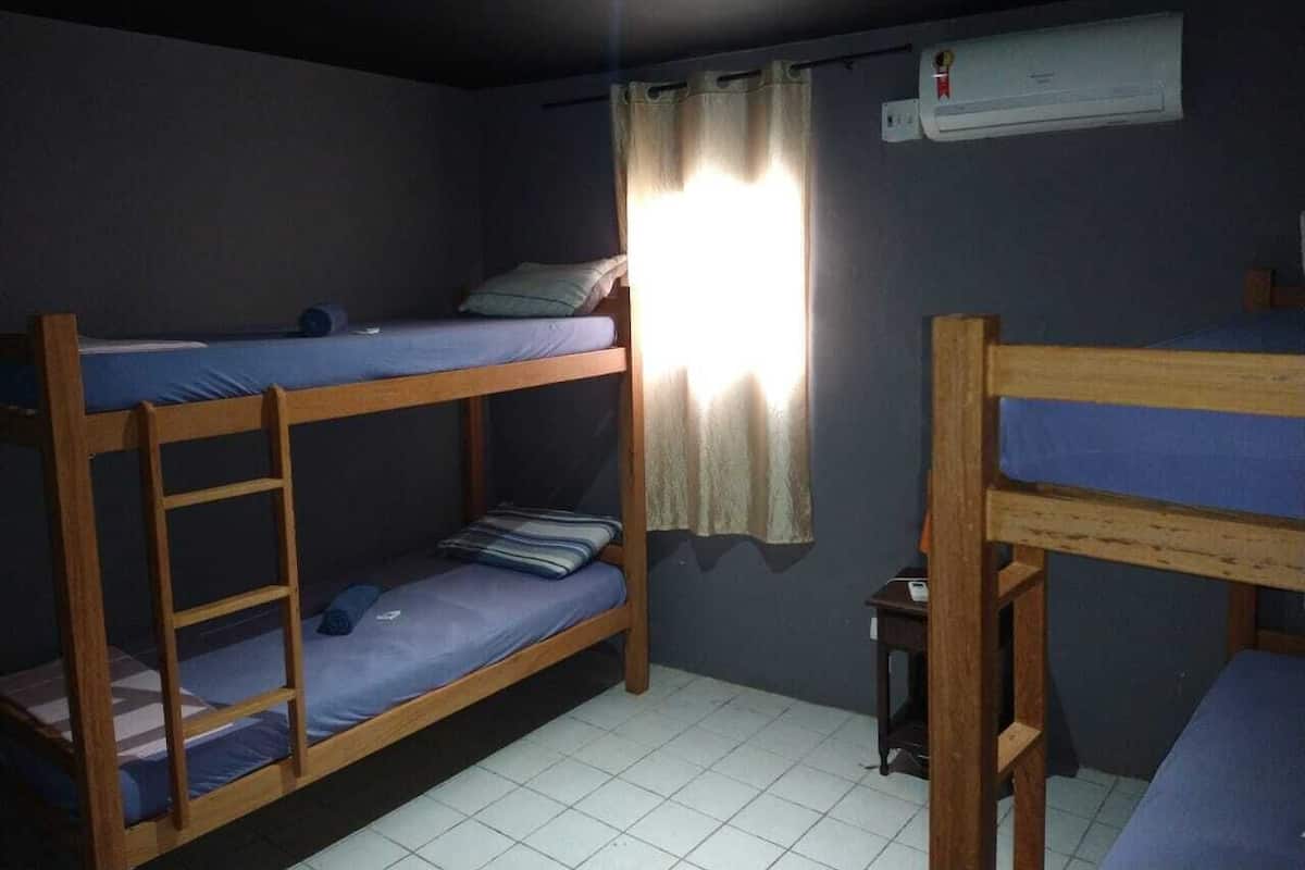 Basic-Vierbettzimmer | Verdunkelungsvorhänge, schallisolierte Zimmer, kostenloses WLAN