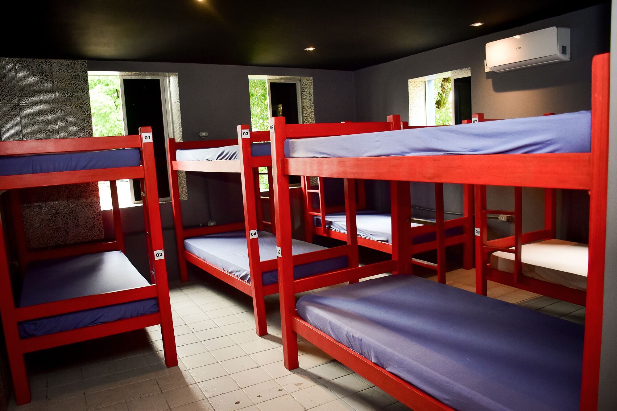 Dormitório compartilhado básico | Cortinas blackout, quartos à prova de som, Wi-Fi de cortesia