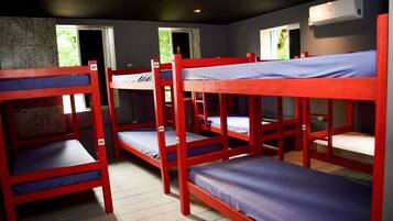 Dormitório compartilhado básico | Cortinas blackout, quartos à prova de som, Wi-Fi de cortesia