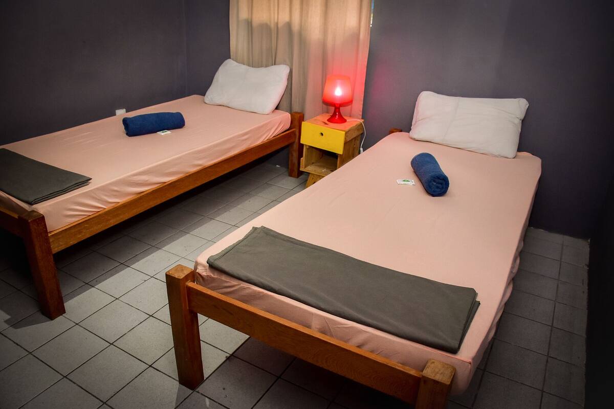 Quarto casal ou duplo básico | Cortinas blackout, quartos à prova de som, Wi-Fi de cortesia