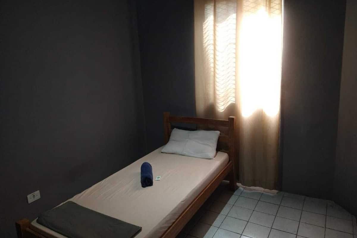 Quarto básico | Cortinas blackout, quartos à prova de som, Wi-Fi de cortesia