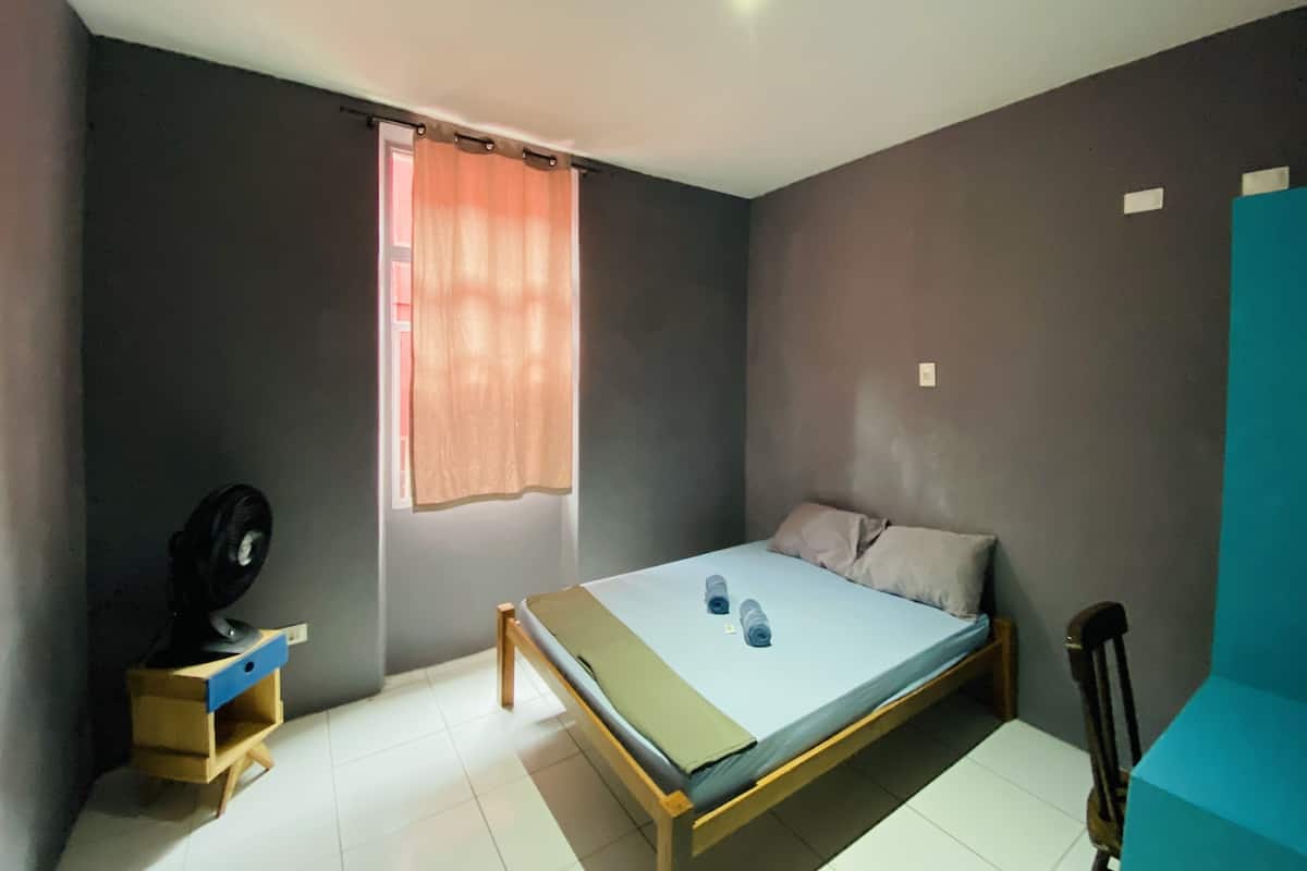 Quarto casal básico | Cortinas blackout, quartos à prova de som, Wi-Fi de cortesia