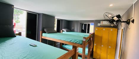 Dormitorio condiviso Basic | Tende oscuranti, insonorizzazione, Wi-Fi gratuito, lenzuola