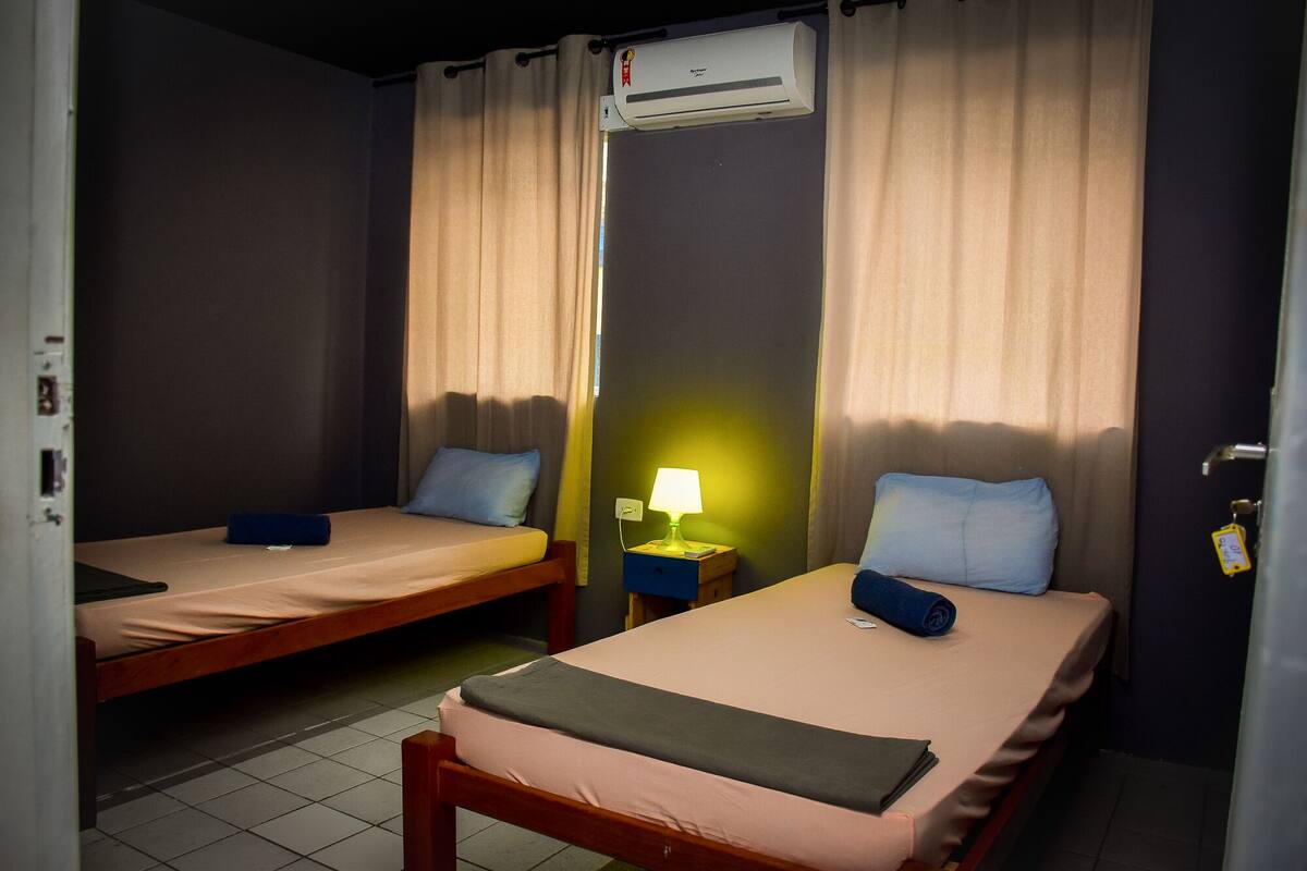 Quarto duplo básico | Cortinas blackout, quartos à prova de som, Wi-Fi de cortesia