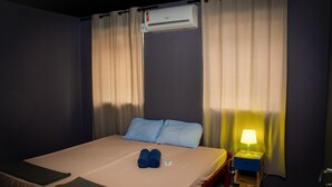 Basic Twin Room | Blackout drapes, soundproofing, WiFi (free), bed sheets - Reef Hostel & Pousada (Recife)
