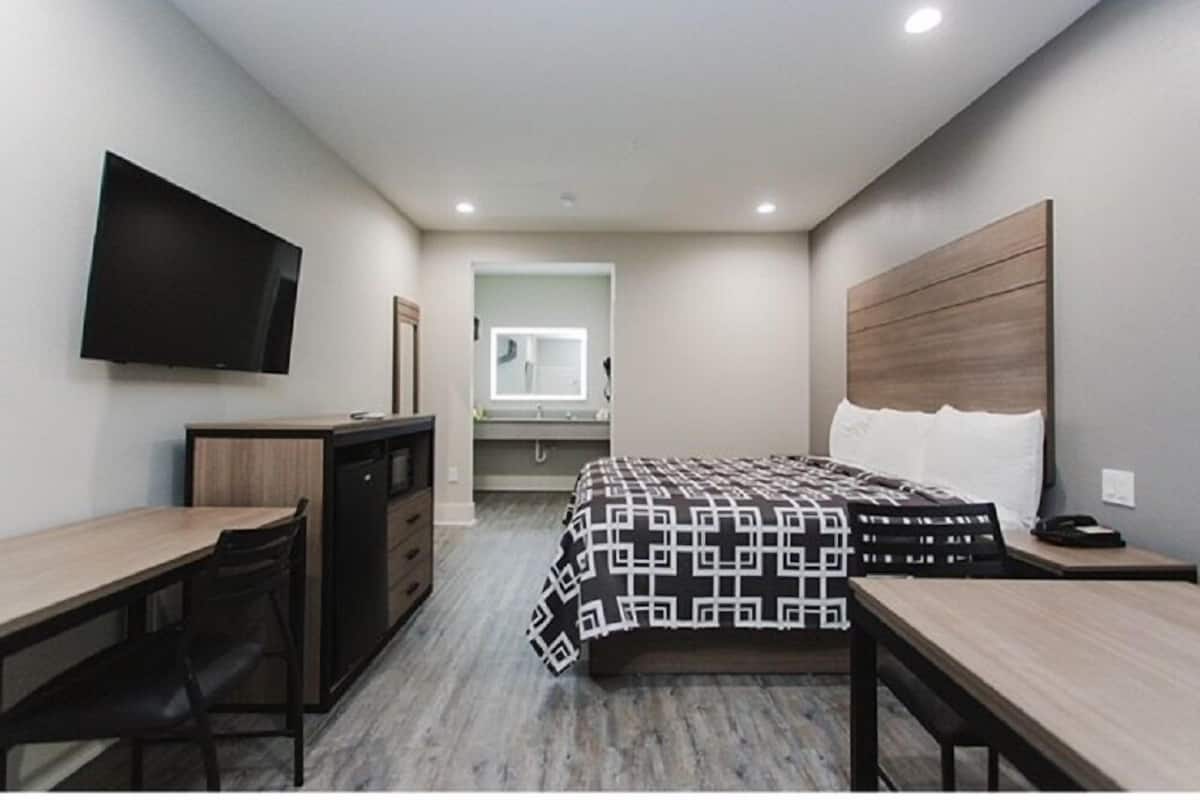 Standard Room, 1 King Bed | Desk, blackout drapes, iron/ironing board, free WiFi