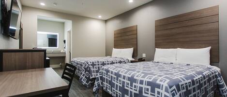 Quarto standard, 2 camas Queen | Escrivaninha, cortinas blackout, ferros/tábuas de passar roupa