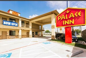 Exterior - Palace Inn Conroe (Conroe)
