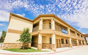 Exterior - Palace Inn Conroe (Conroe)