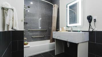 Bañera con ducha, bañera profunda, artículos de tocador gratuitos