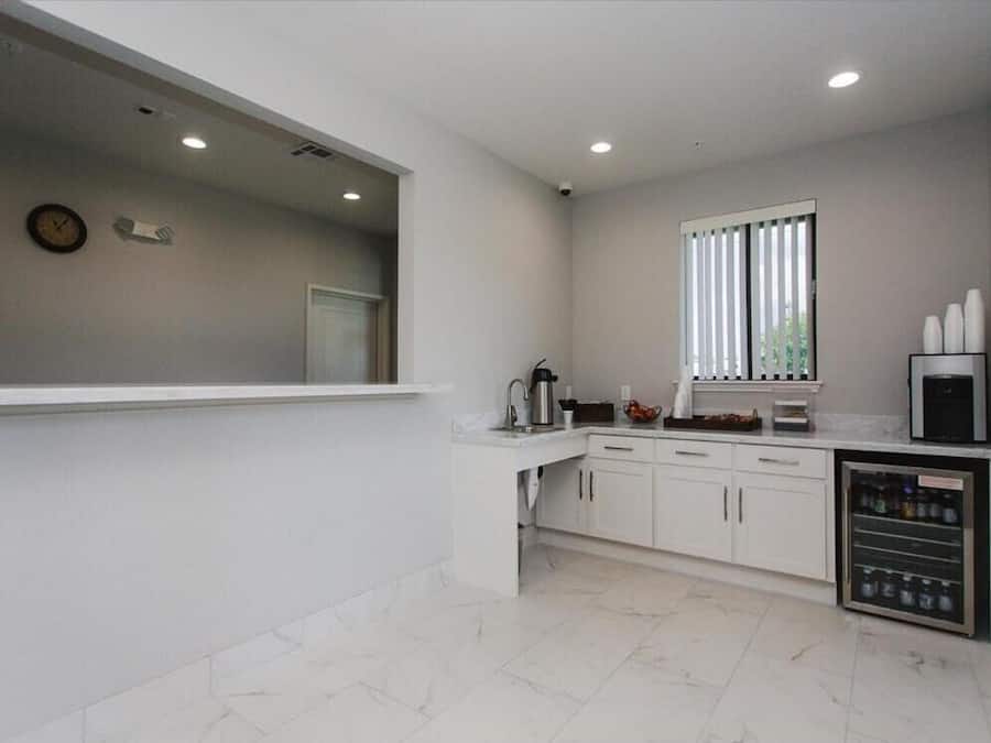 Een koelkast, een microgolfoven