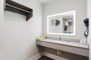 Combined shower/bathtub, deep-soaking bathtub, free toiletries - Palace Inn Conroe (Conroe)