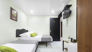A hotel room with two beds, a TV, a desk, and a bathroom. - Ayenda 1016 Bogotá Chapinero (Bogotá)