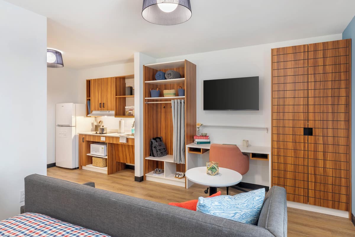 43-inch flat-screen tv with cable channels, tv