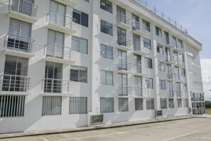 Vista frontal de la propiedad