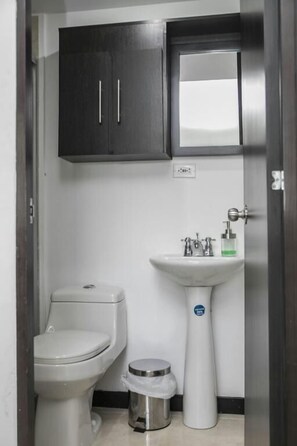 Departamento familiar, 2 habitaciones | Baño | Regadera y toallas
