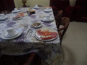 Desayuno completo (USD 5 por persona) 