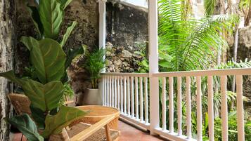 Dubbelrum - balkong - utsikt mot innergÄrden | Utsikt mot innergÄrd