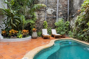 Indoor pool, outdoor pool, open 6 AM to 8 PM, pool loungers - Hotel Casa La Mantilla by Faranda Boutique (Cartagena)