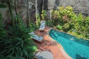 Indoor pool, outdoor pool, open 6 AM to 8 PM, pool loungers - Hotel Casa La Mantilla by Faranda Boutique (Cartagena)