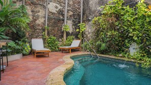 Indoor pool, outdoor pool, open 6 AM to 8 PM, sun loungers - Hotel Casa La Mantilla by Faranda Boutique (Cartagena)