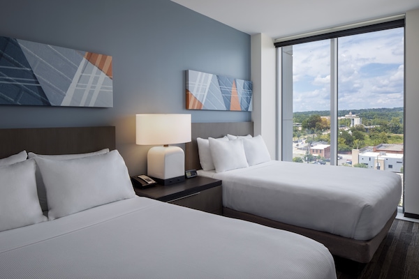 Suite, 2 dormitoris (1 King Bed, 2 Queen Beds) | Cortines opaques, planxa i posts de planxar i wifi gratuïta