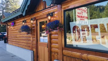 Petit-déjeuner, déjeuner et dîner servis sur place