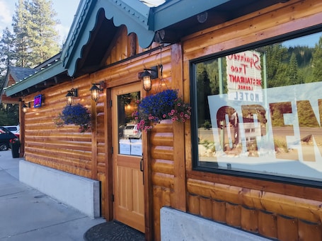 Breakfast, lunch and dinner served. Squirrel Tree Resort Leavenworth WA