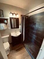Shower, rainfall showerhead, free toiletries, towels