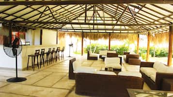 Suite Elite, vista a la playa | Área de sala de estar | Televisión de pantalla plana