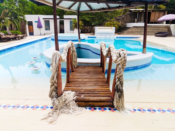 Una piscina al aire libre