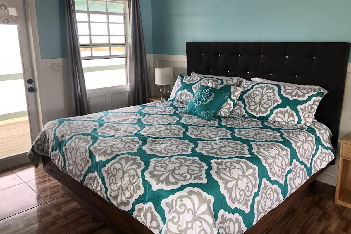 Suite, 1 letto king con divano letto, non fumatori, vista mare | Biancheria da letto di alta qualità, materassi a doppio strato