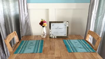 Suite, 1 cama de matrimonio grande con sofá cama, no fumadores, vistas al mar | Servicio de comidas en la habitación