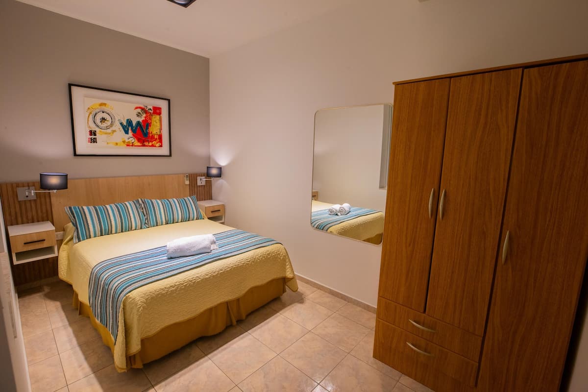 In-room safe, soundproofing, free WiFi, bed sheets