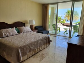 Premium bedding, down duvets, pillow-top beds, in-room safe - Puerta del Mar Cozumel (Cozumel)