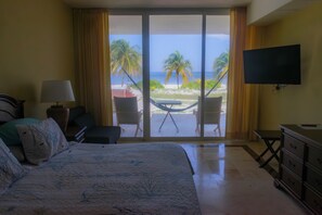 Premium bedding, down duvets, pillow-top beds, in-room safe - Puerta del Mar Cozumel (Cozumel)