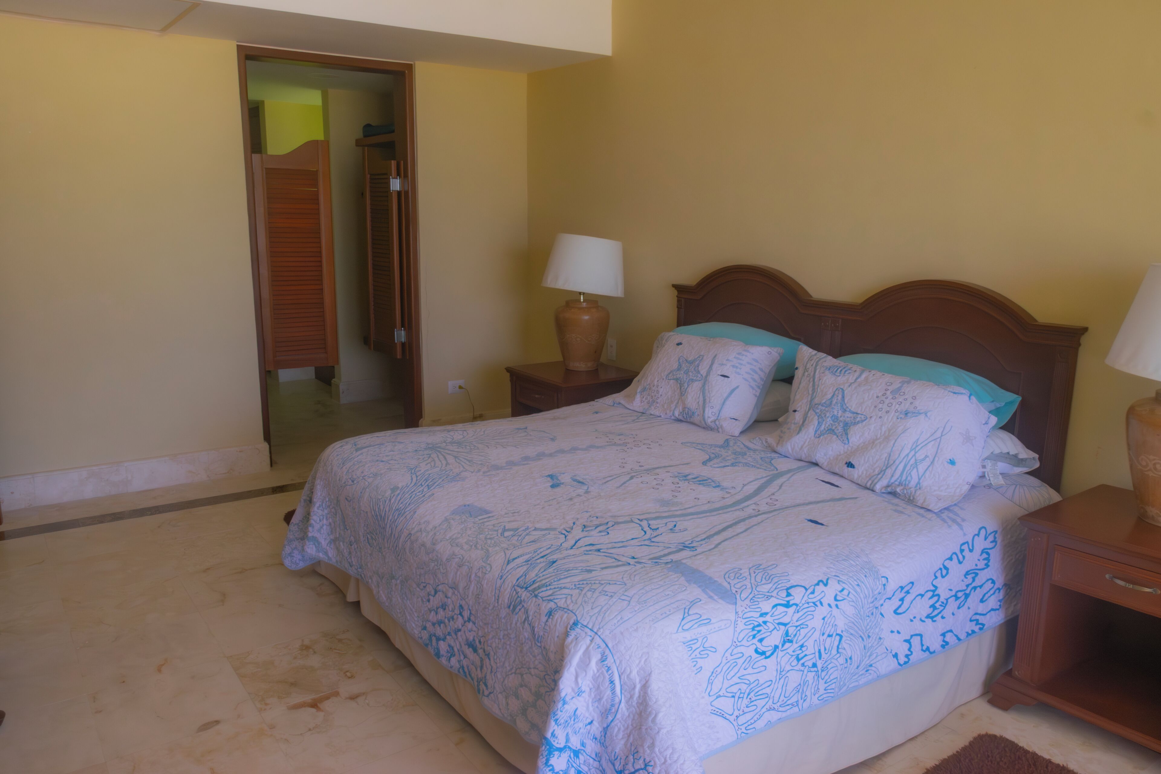 Apartment | Premium bedding, down comforters, pillowtop beds, in-room safe