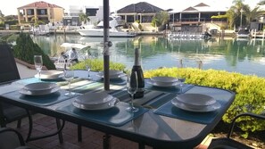 Outdoor dining - Mandurah Canal Holiday Home with own jetty! Boats! Crabs! Dolphins! (Halls Head)